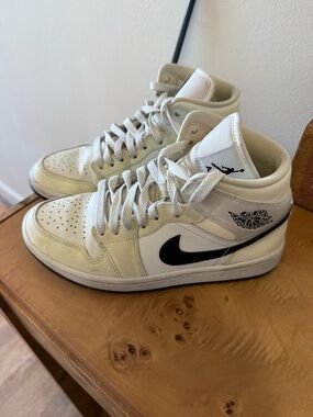 Nike Air Jordan 1 Mid Sneakers - Barely Yellow